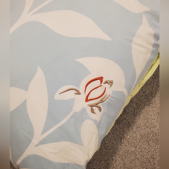 HOMESENSE-Giant pillow, Beautiful embroidered floral NWOT -24"×24" square - Picture 4 of 5